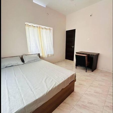 Home At Guruvayur 2 Ac Room,1 Single Bed,Kitchen エクステリア 写真